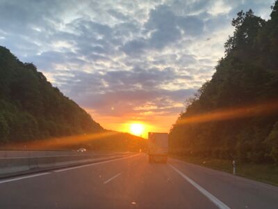 Abendstimmung auf der deutschen Autobahn