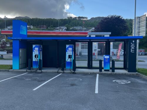 Eine Ladestation bei einem kleinen Einkaufszentrum in Vikeså
