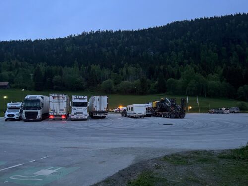 Gestrandete an einer nächtlichen Strassensperrung