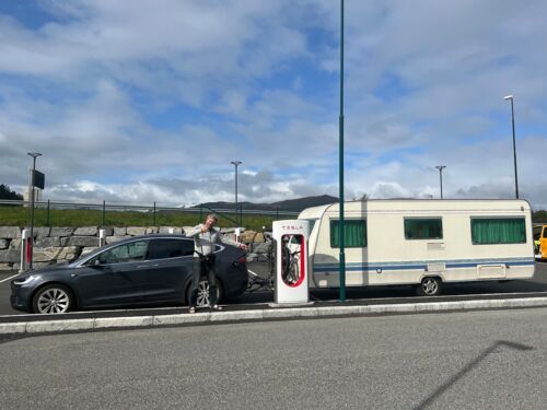 22. Ladestopp am Superchargerstandort Ørskog (Extraplatz für Gespanne!)