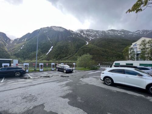 28. Ladestopp am Superchargerstandort Mosjoen (ausnahmsweise sehr eng)
