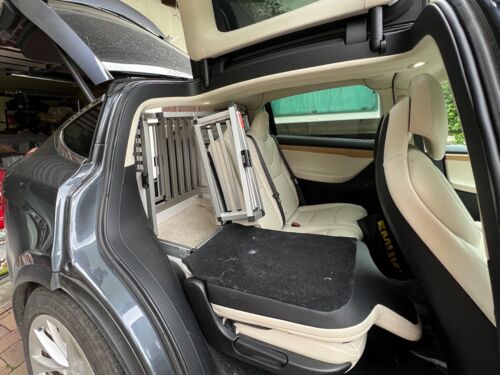 Massgefertigte Hundbox: Ansicht von vorne