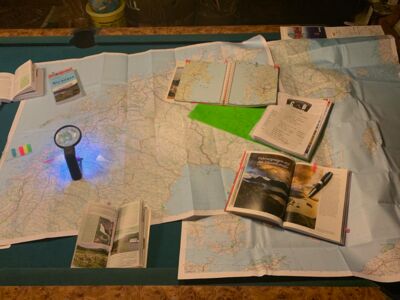 Kartenmaterial und Reiseführer studieren