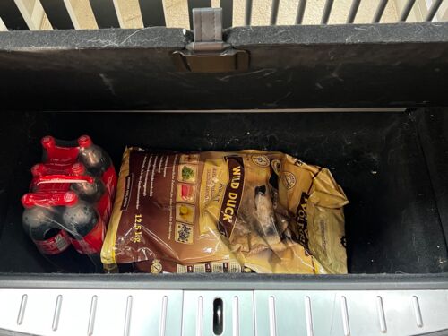 Kofferraum mit der ersten Schicht Vorräte befüllt