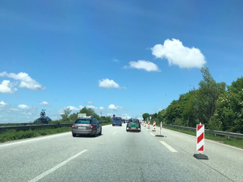Moderate Verkehrsdichte vor dem Nord-Ostsee-Kanal