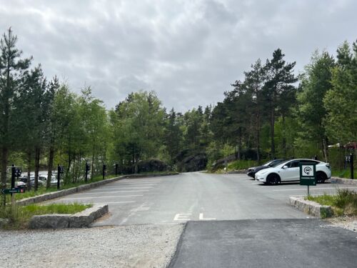 Separater Parkbereich mit Ladestationen am Parkplatz Preikestolen