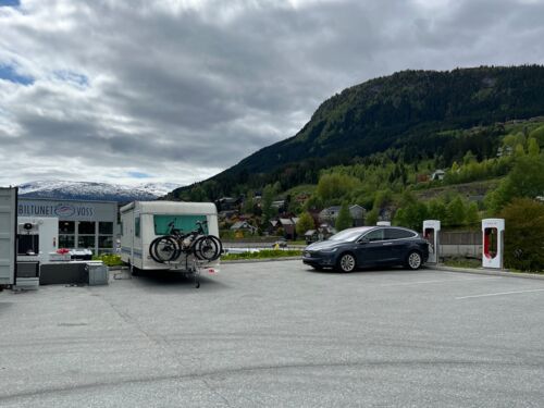 18. Ladestopp am Superchargerstandort Voss (ausnahmsweise Wohnwagen abkuppeln müssen)